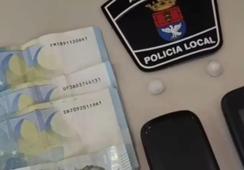 Imagen del dinero, droga y teléfonos sustraídos por la Policía Local.
