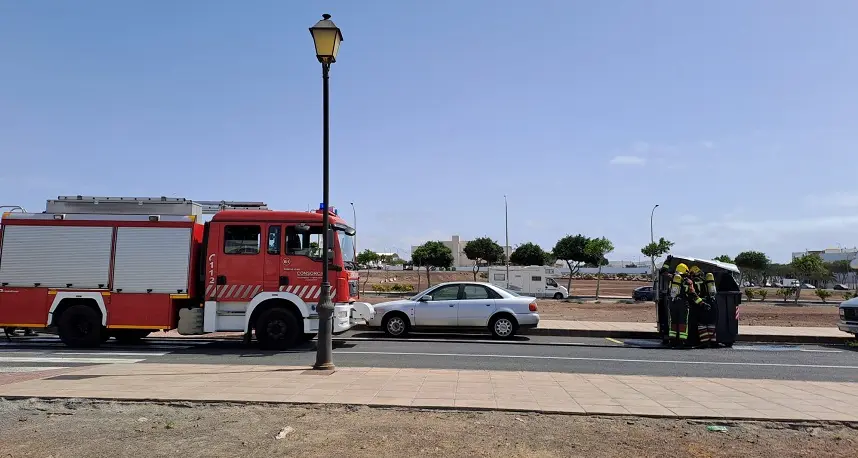 Bomberos durante la extinción del fuego.