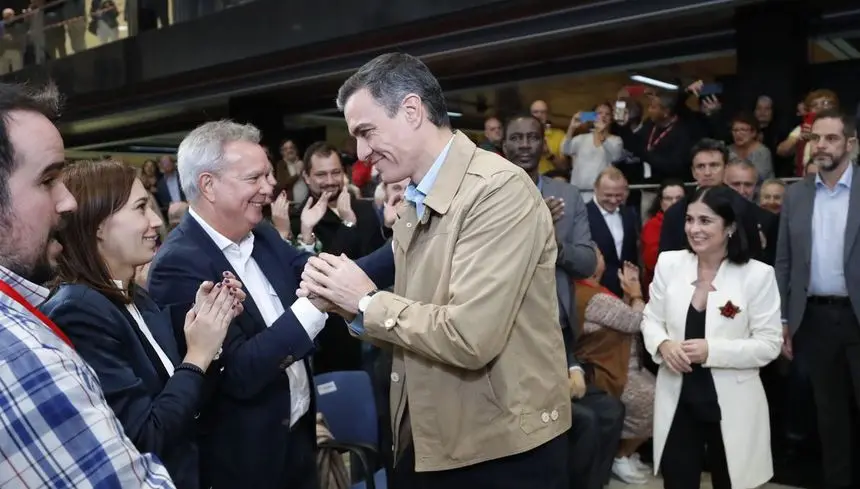 Franquis en un acto de campaña saludando a Pedro Sánchez