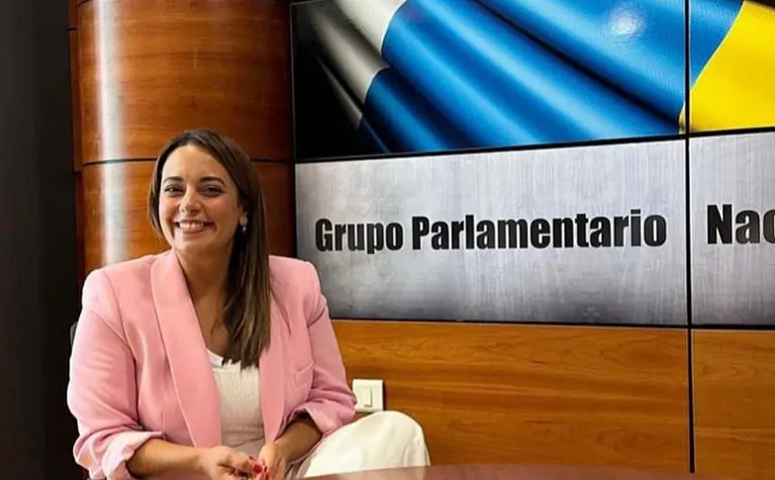 Cristina Calero en el Parlamento de Canarias.