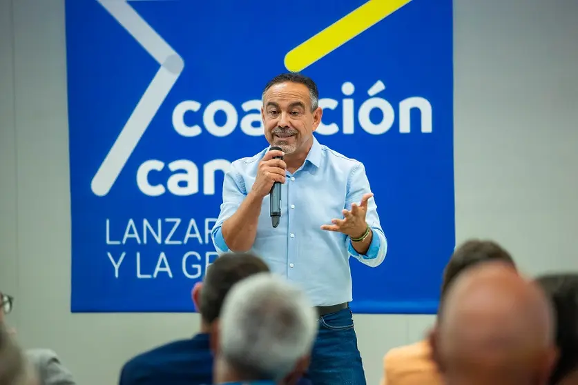 Víctor Robayna en la presentación candidatura CC en Haría.