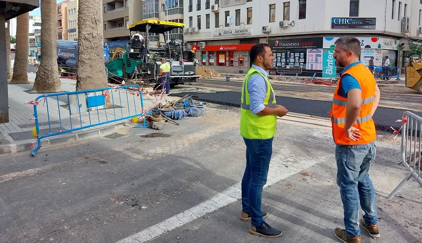 Obras en la calle Manolo Millares. El alcalde Yonathan de León supervisa hoy el reasfaltado de la vía. La reapertura será este fin de semana