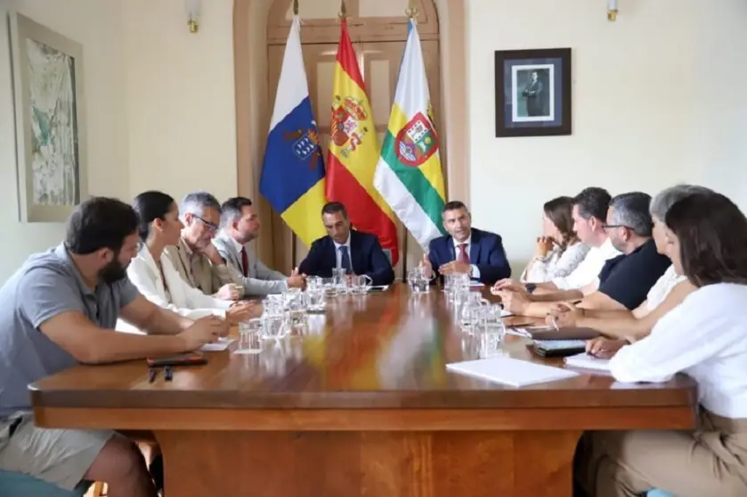 VISITA-CABILDO-LANZAROTE-A-HARIA-1-768x511