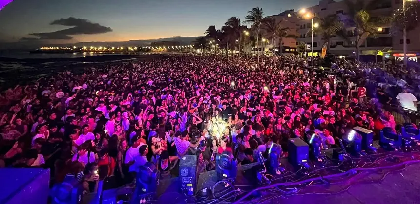 La playa de El Reducto se llenó con más de 10.,000 personas para disfrutar del Arrecife Summer Fest