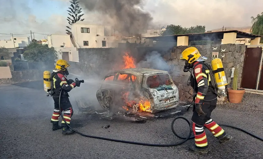 Bomberos apagando el fuego de Teseguite.