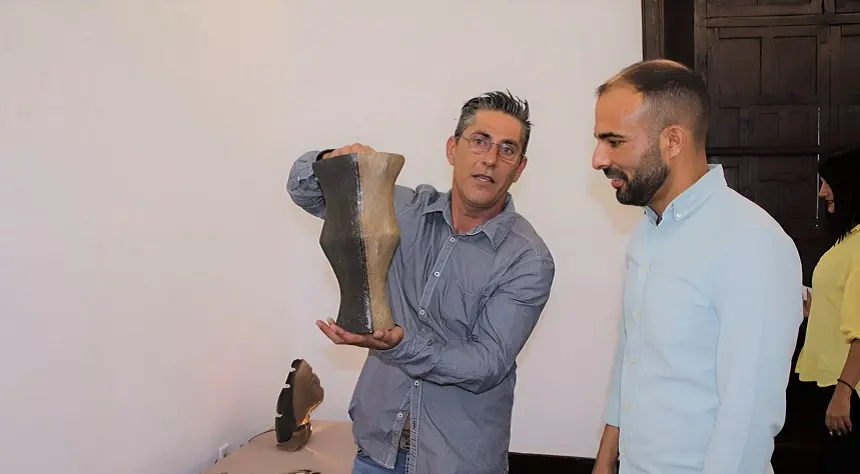 El artesano Sergio Viñoly y el concejal Daniel Medina