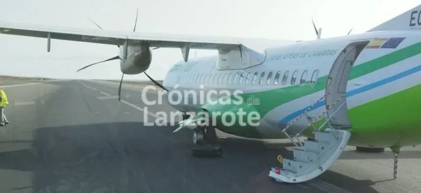 Imagen del estado del avión tras sufrir el accidente durante el aterrizaje. (1)