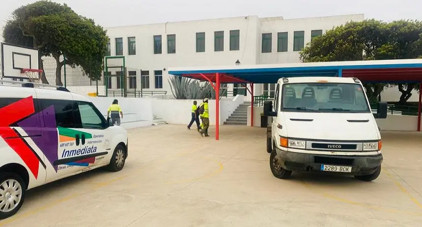 Imagen de los operarios realizando las labores en los centros educativos.