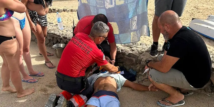 Imagen de los bomberos auxiliando a la persona afectada.