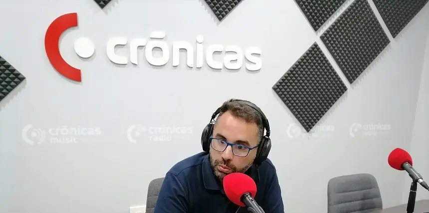 Echedey Eugenio en los estudios de Crónicas Radio.