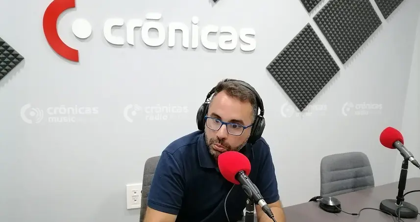 Echedey Eugenio en los estudios de Crónicas Radio.