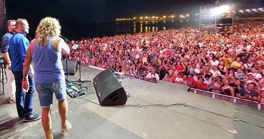 Rosana pregón. En el escenario junto al alcalde y al teniente de alcalde y concejal de Fiestas