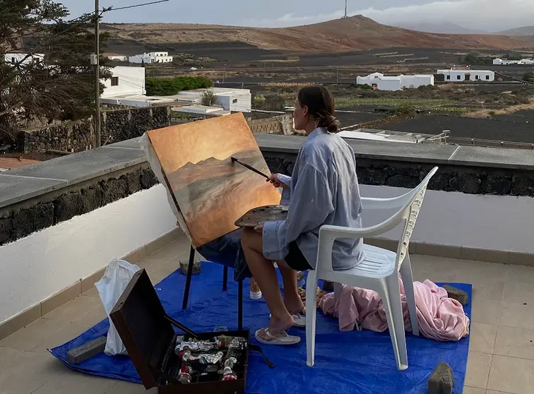 Eva Van Eeckhoven mientras pinta una de sus obras.