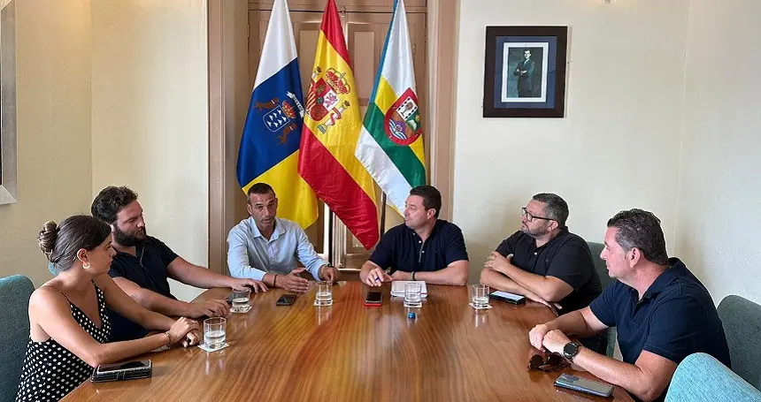 Óscar Noda en su visita a Haría.
