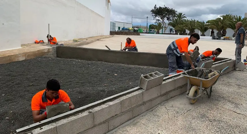 Alumnos del PFAE realizando labores de mantenimiento.