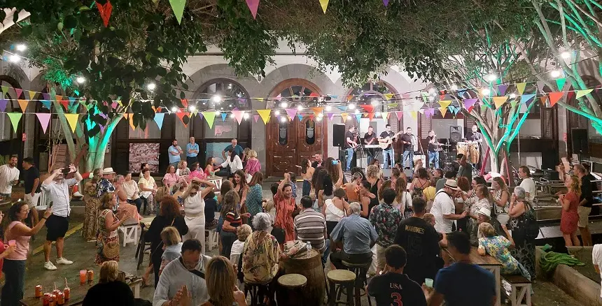Los Ventorrillos. La Recova se reabre con este ambiente durante las Fiestas de San Ginés. Llenazo y actuaciones de parrandas