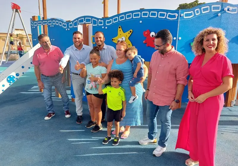 Estreno del nuevo Parque Infantil de Argana Alta. Las autoridades junto a los pequeños que estrenaron las instalaciones, junto a su madre. 2