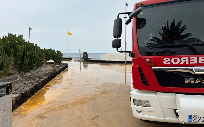Imagen del momento de la actuación de los bomberos en Costa Teguise
