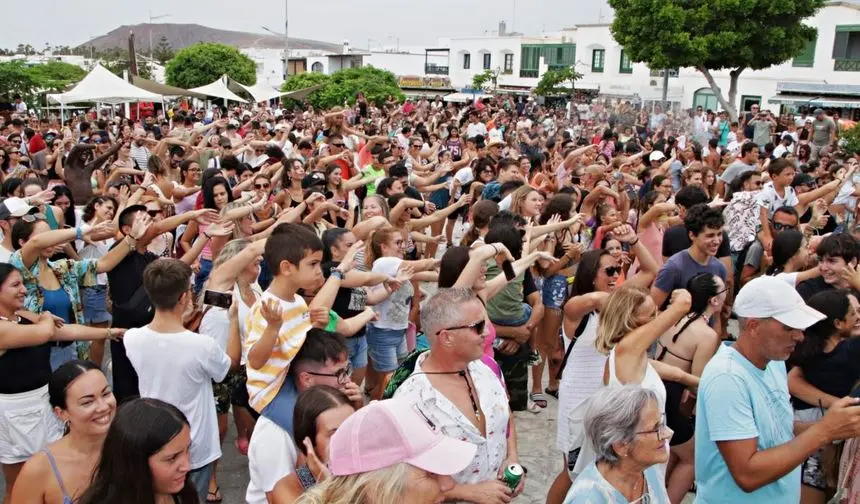 Imagen de la gente que llenó la plaza de Playa Blanca