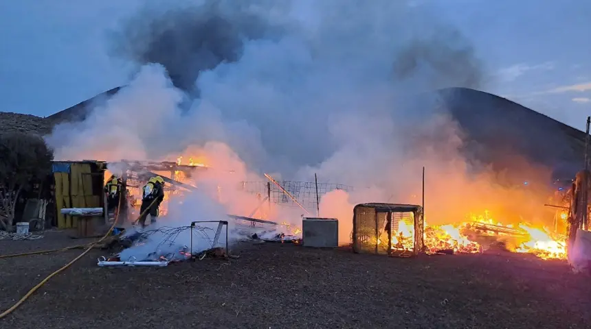 Bomberos apagando el incendio en las cercanías del campo de fútbol.