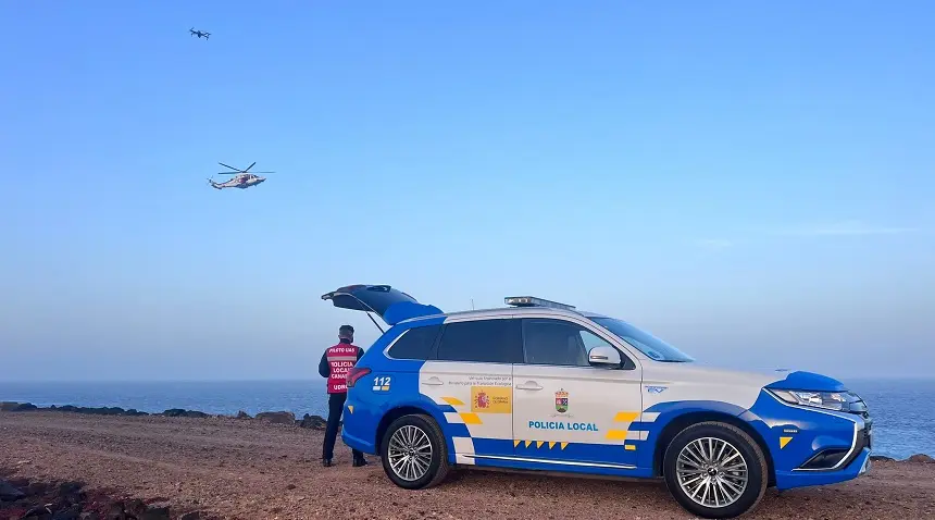 Policía Local Yaiza en operativo de rescate de un pescador desaparecido (archivo)