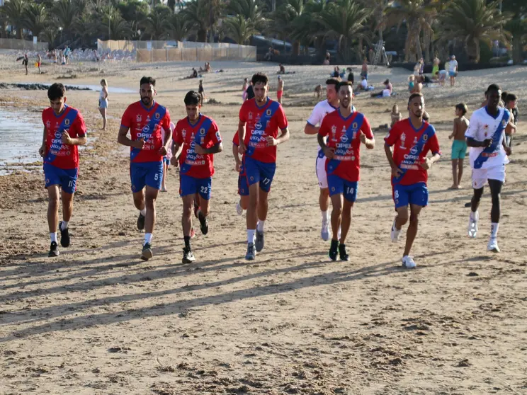 Jugadores de la UD Lanzarote ejercitandose en la playa.