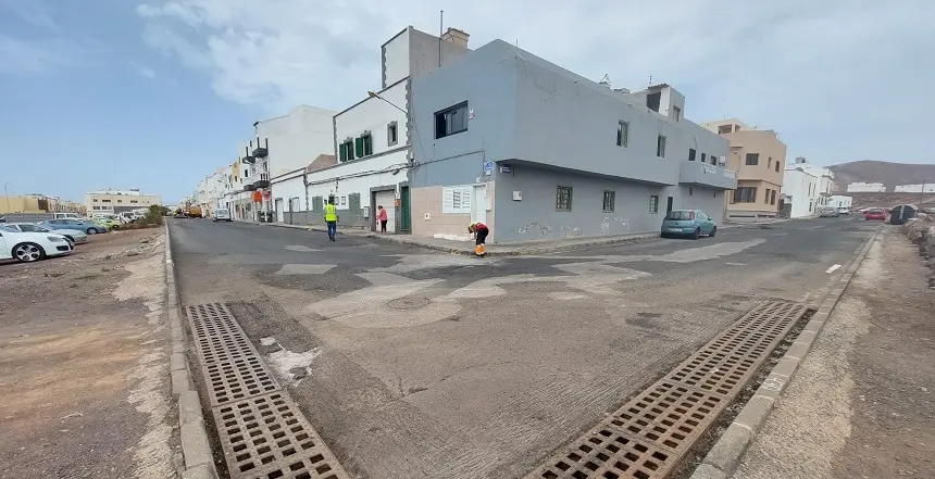 Plan de Asflatado. El alcalde Yonathan de León informa de manera cercana a los vecinos de Argana Alta sobre estas obras. Calles que serán reaslfaltadas