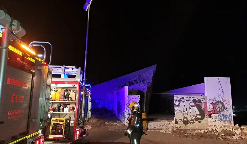 Los bomberos durante su actuación para extinguir el fuego localizado en Playa Honda.