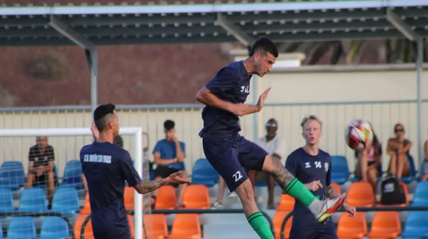 Jugador del Unión Sur Yaiza golpeando el esférico con la cabeza durante el choque contra el O.Marítima.