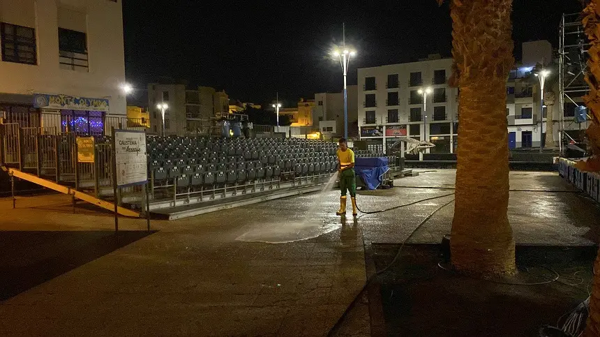Imagen de un operario realizando las tareas de limpieza tras un acto de las fiestas de San Ginés.