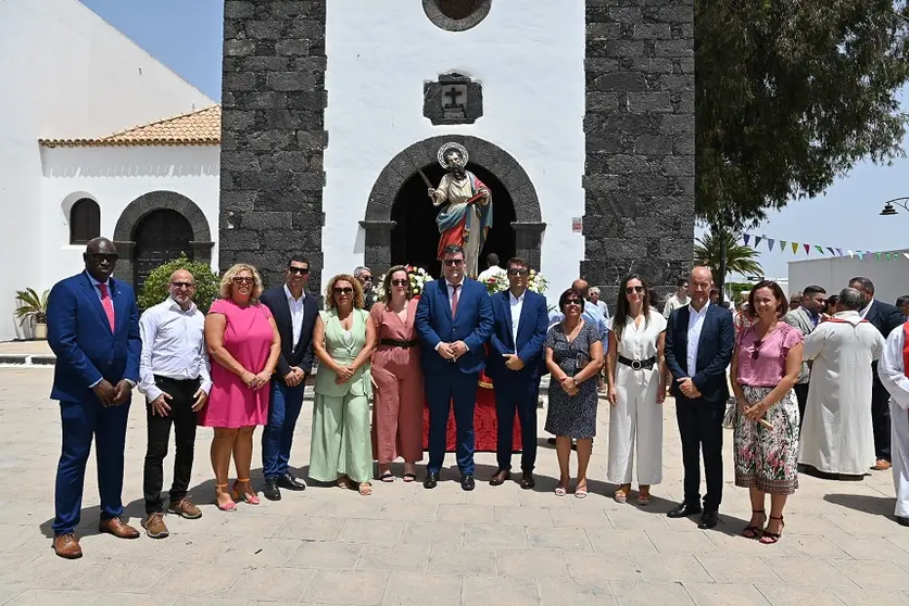 Gobierno de San Bartlomé junto al santo.