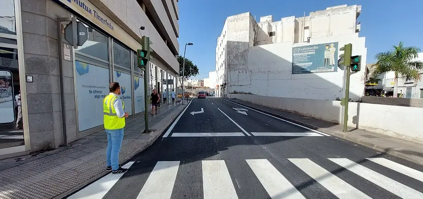 El alcalde Yonathan de León, ha visitado la obra de la Calle La Inés tras su ejecución por el Ayuntamiento de Arrecife 