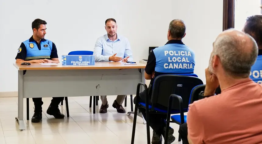 Ginés González junto a la Policía Local de Teguise.
