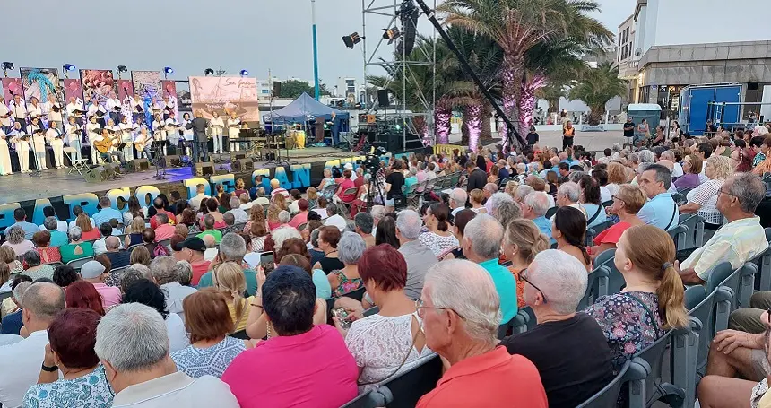 Imagen de la gente disfrutando de una de las actuaciones de las fiestas de San Ginés.