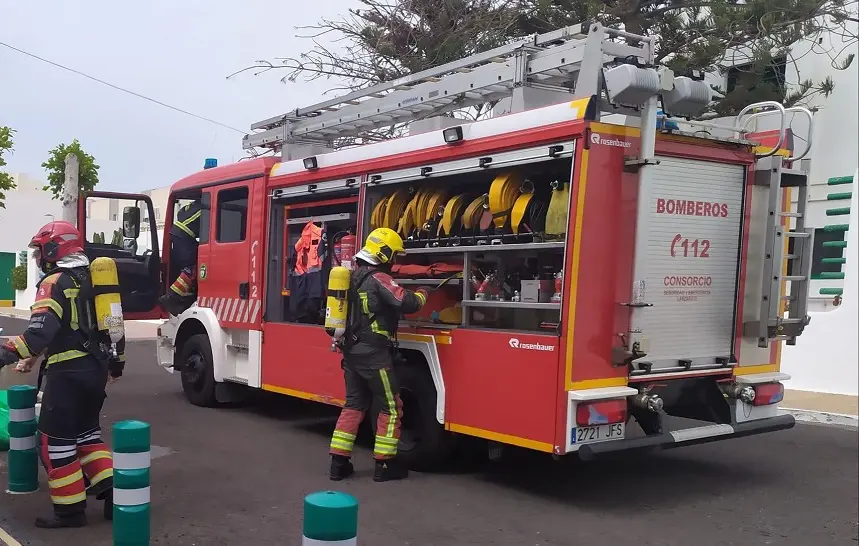 Imagen de los bomberos durante la apertura del domicilio.