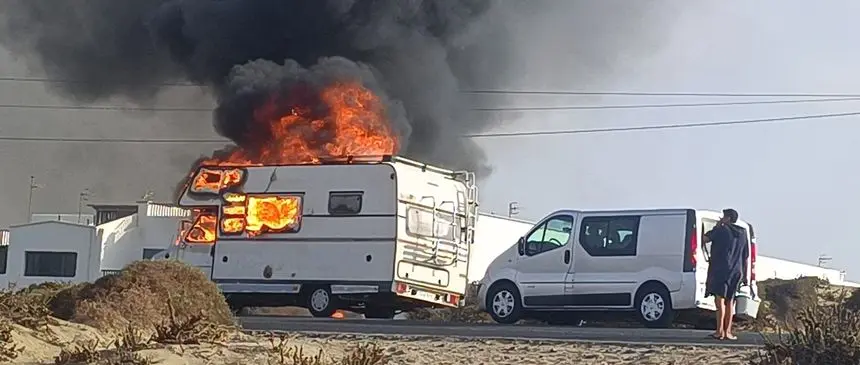Momento en el que ardió por completo la caravana
