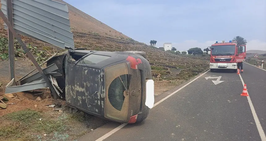 Imagen del vehículo volcado.
