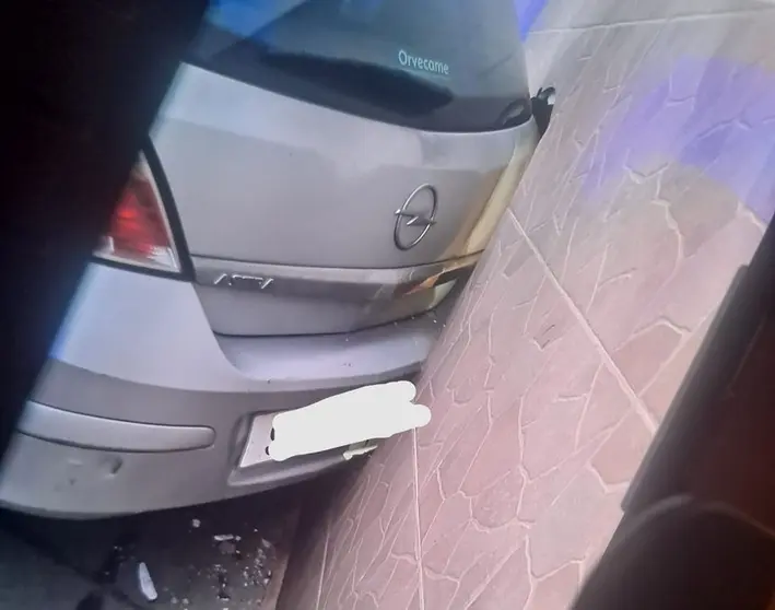 Imagen del vehículo empotrado en la fachada