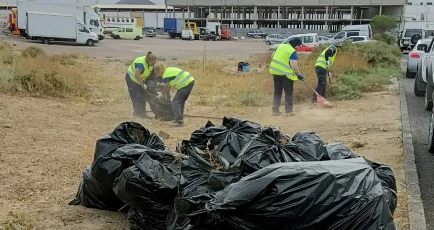 Imagen de los operarios limpiando una zona del municipio.