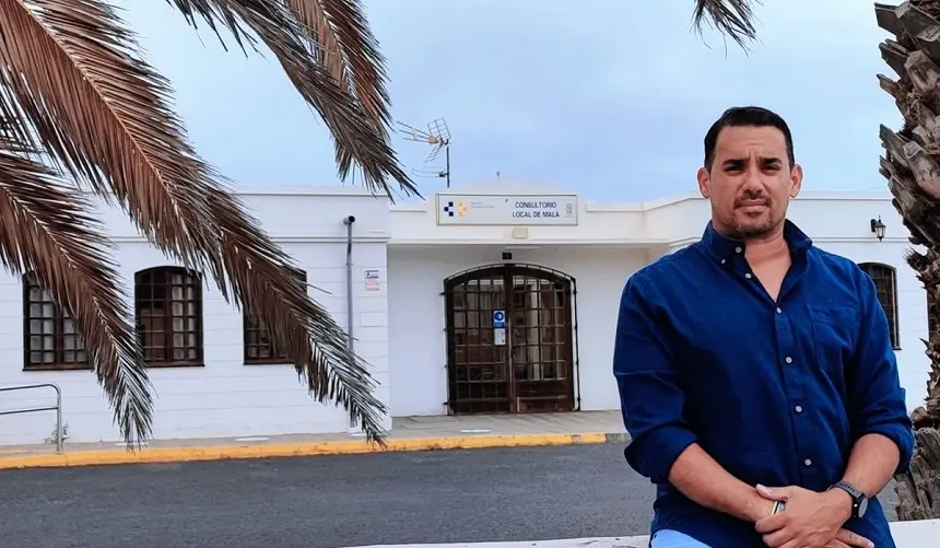 Yoné Caraballo junto al consultorio de mala.