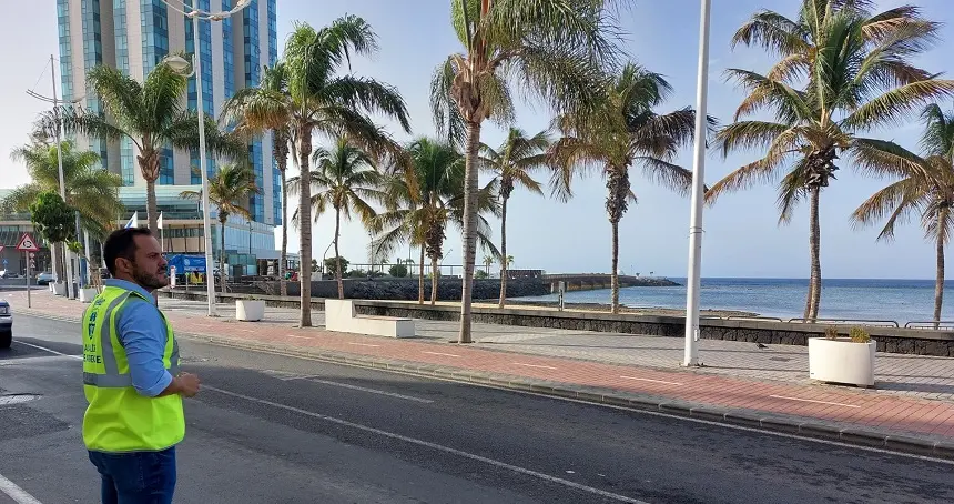 Obras en la Avenida Fred Olsen. El alcalde Yonathan de León en el lugar donde se inicia la peatonalización del tramo de esta avenida