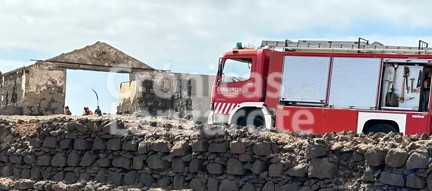 Imagen de los bomberos retirando los escombros en el Islote del Fránces.