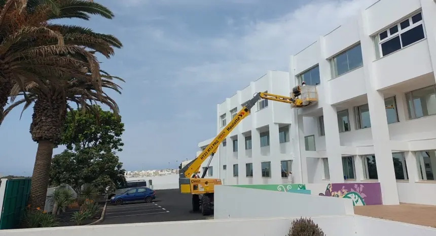 Imagen de los operarios realizando las funciones de restauración de los colegios.