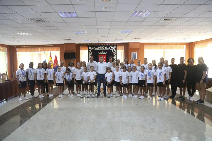 Oswaldo Betancort y Juan Monzón recibiendo al Club Isla Lanzarote.