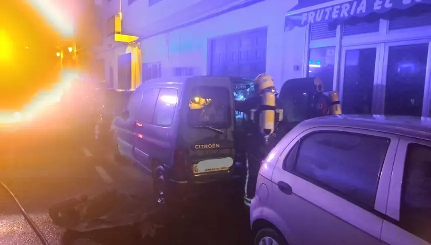 Instante en el que los bomberos consiguen controlar el incendio