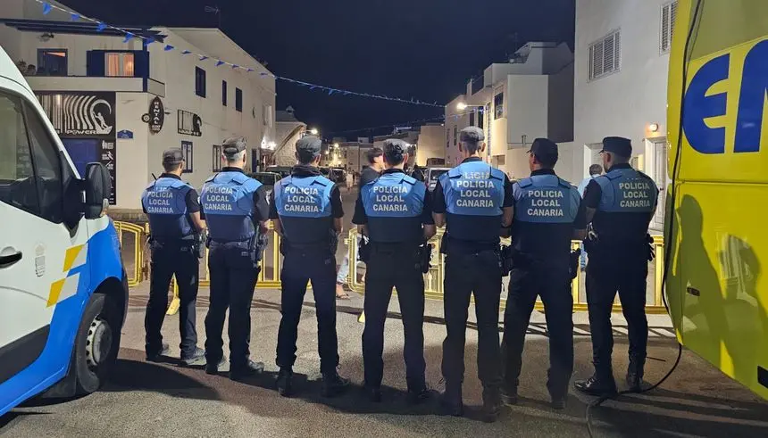 Agentes de la Policía Local de Teguise controlando para que no hubiera problemas en las fiestas de la Caleta.