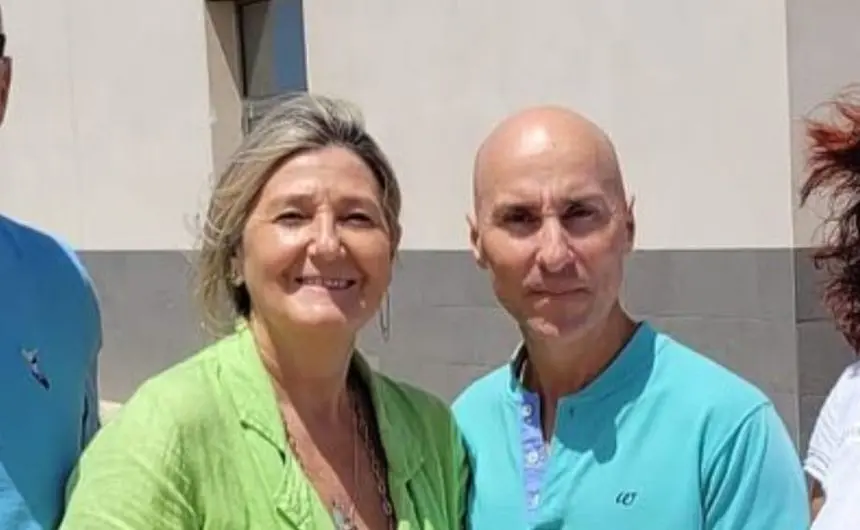 Carmen Pellón en un acto del Instituto de Costa Teguise junto a su jefe de Estudios.