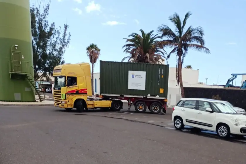 Imagen de la llegada de los contenedores con la desaladora a Arrecife.