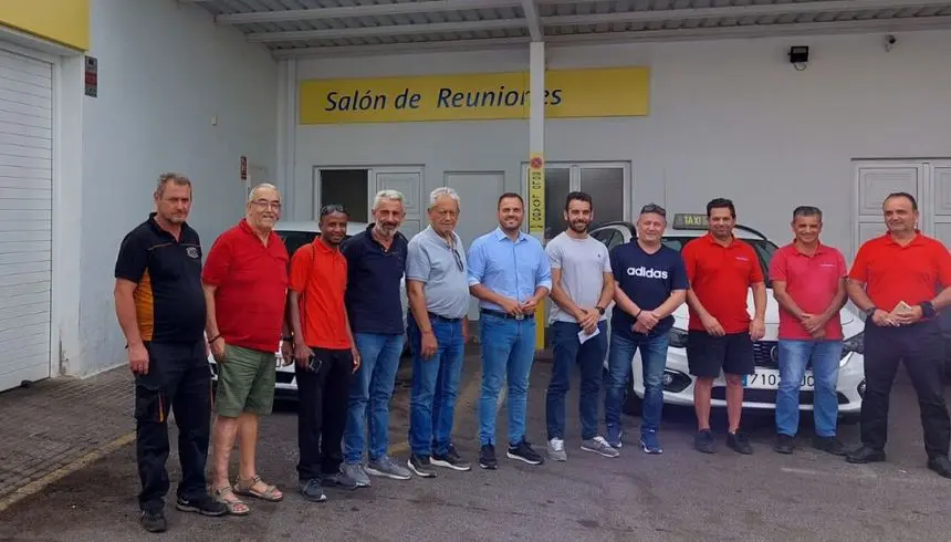 Imagen del encuentro entre el alcalde y los taxistas.