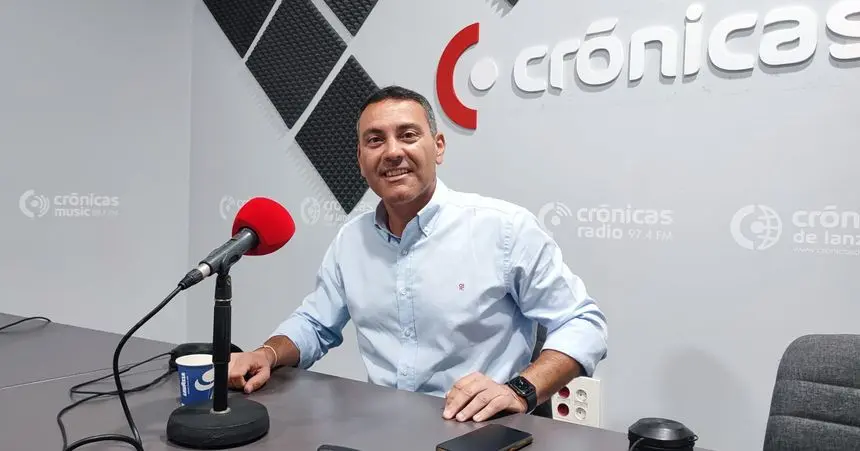 Oswaldo Betancort en los estudios de Crónicas Radio.